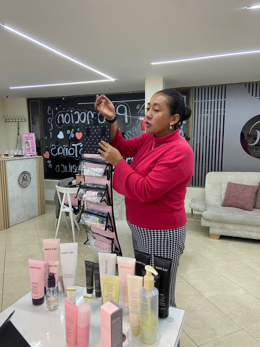 Mafe Morales, consultora de belleza en Bogotá, durante una sesión de asesoría de cuidado de la piel